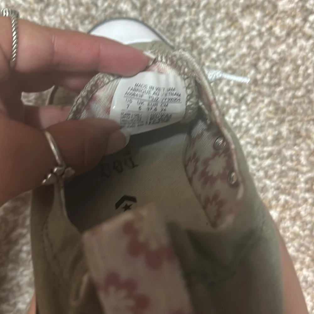 Size 7 olive green used converse shoes - Picture 2 of 3